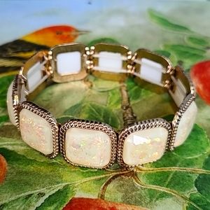 💥4/$20 Ivory Lucite Confetti Goldtone Stretch Panel Bracelet Vintage Appeal